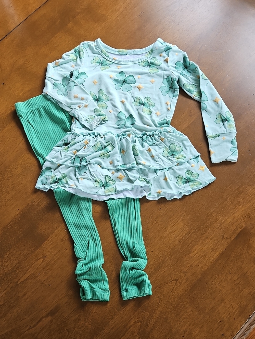 Bums & Roses Girls' Green Shamrock Print Set with Ruffled Top and Leggings